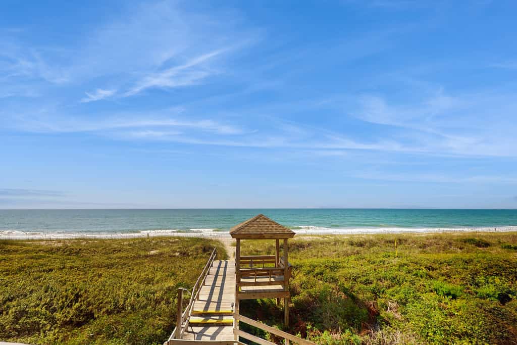 Third Floor, Oceanfront Condo with Excellent View, Shared Outdoor Pool & Grills