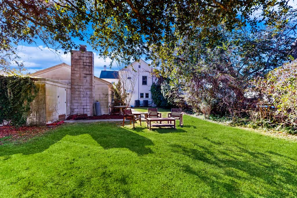 Historic downtown home with porch, backyard & prime location