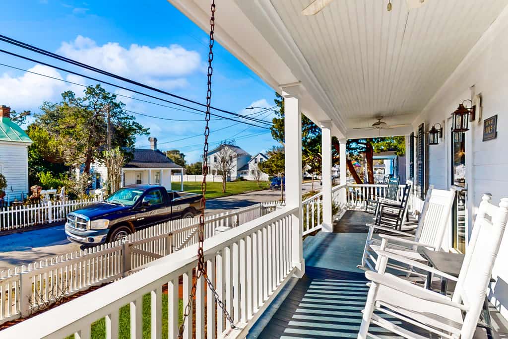 Historic downtown home with porch, backyard & prime location
