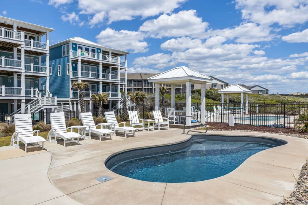 Poseidon: Beachfront w/views, private pool, hot tub, media room & pool table