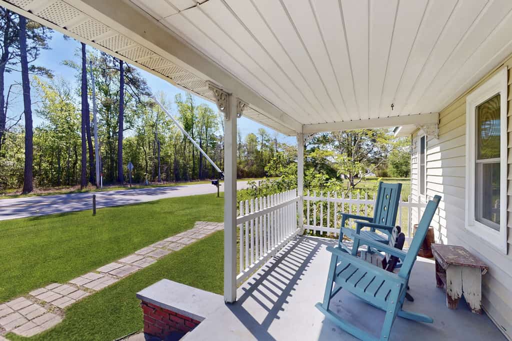 Dog-friendly coastal home with enclosed yard, gas grill and fire-pit
