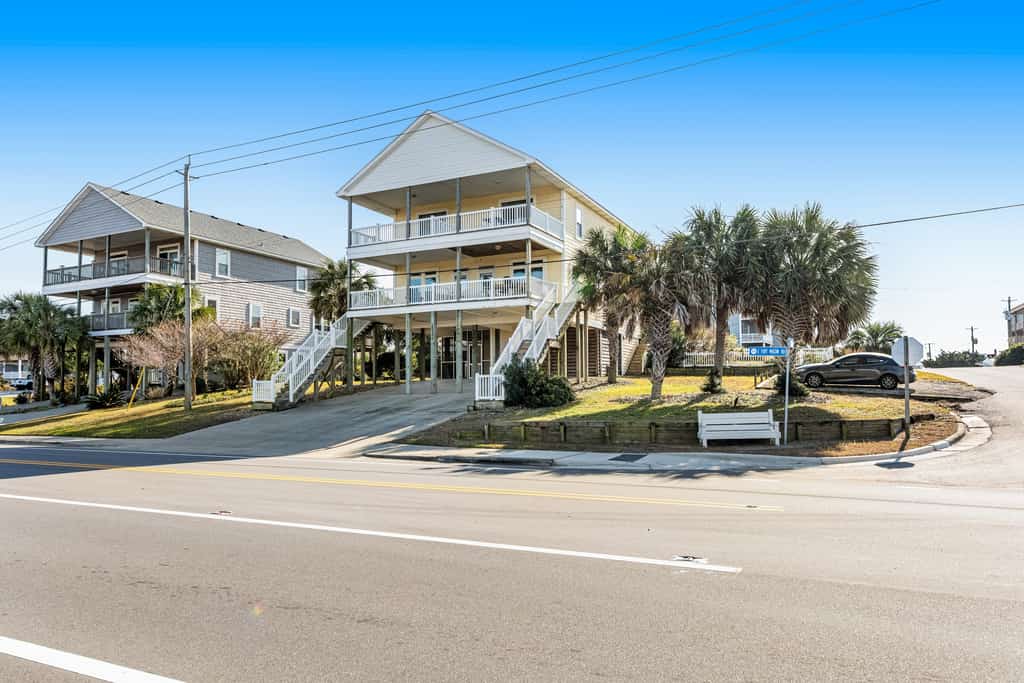 Over by the Sea: Dog & snowbird-friendly home with sound views