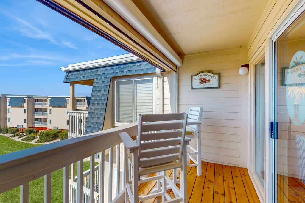Great ocean-view condo with beach access, pool, sports courts, & private balcony