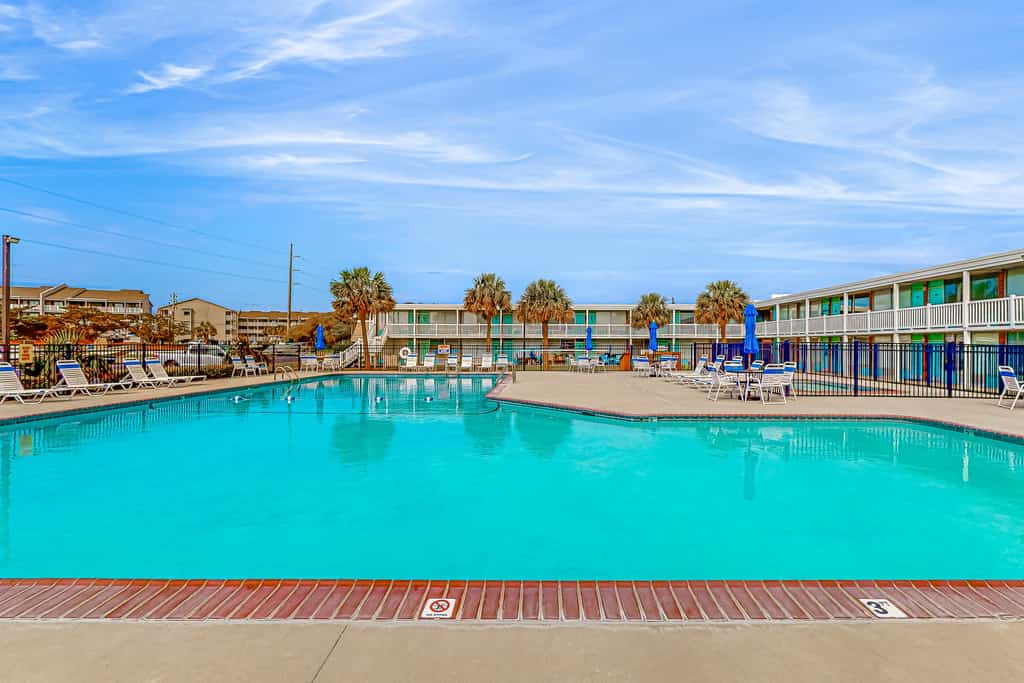 Sea Alcove: Colorful studio near the ocean with pool & kitchenette
