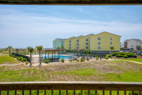 Surf City condo with community pool & direct beach access!