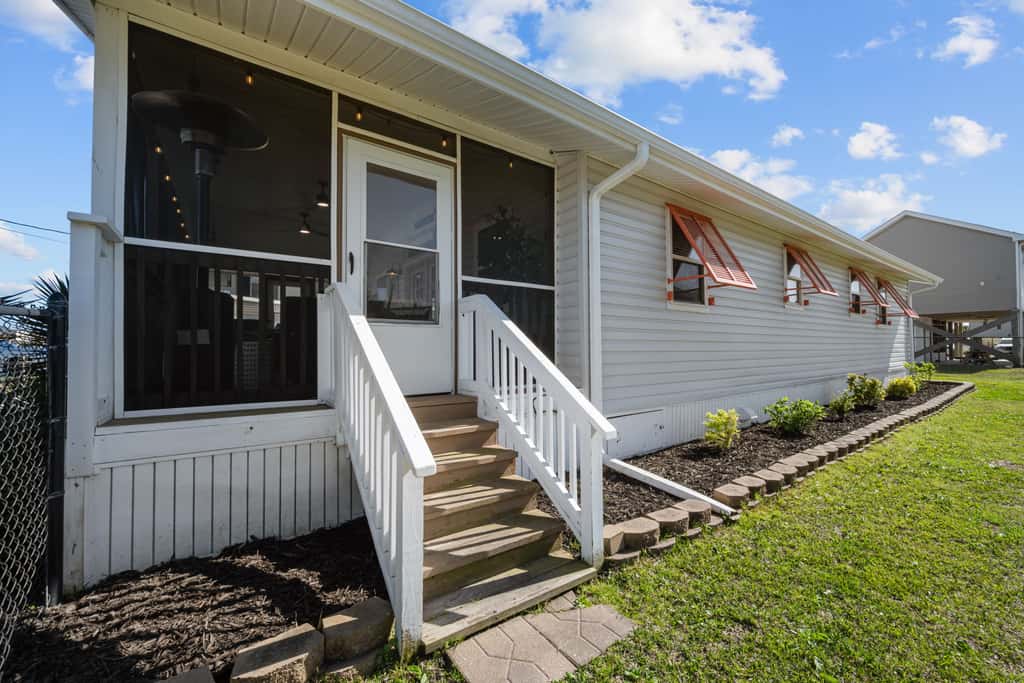 SC20132 Dog-gone Salty Cottage
