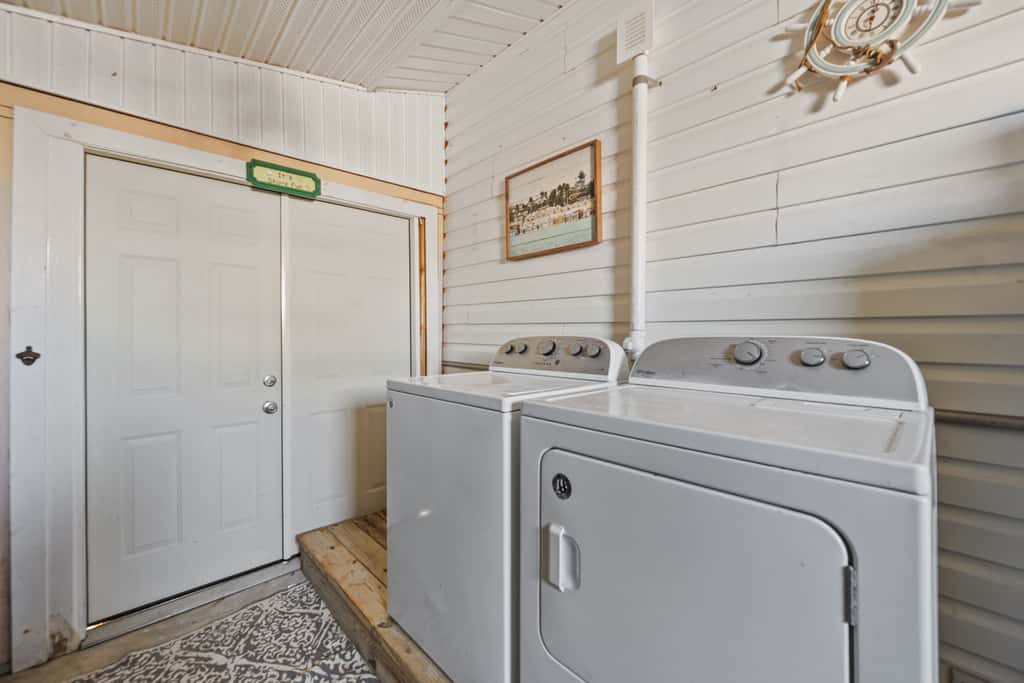 SC20132 Dog-gone Salty Cottage