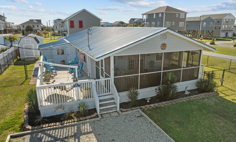 Cozy Surf City Cottage just a short walk to the beach - bring your dogs too!
