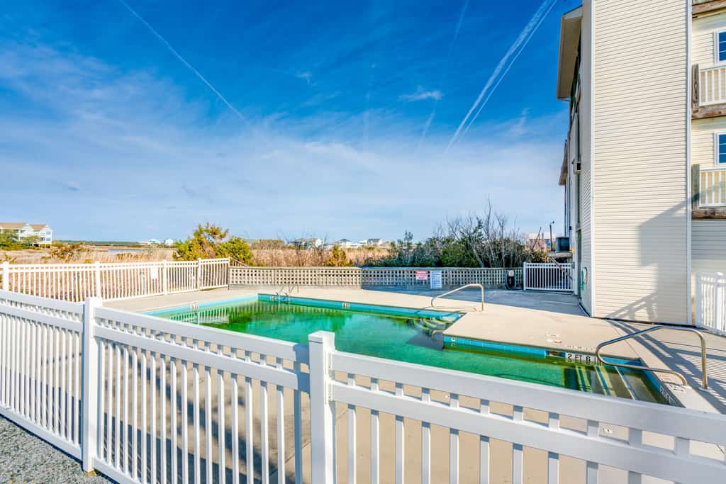 Studio condo with ocean views, pool, deck, & central AC