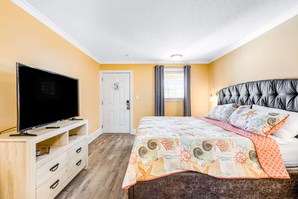 Studio condo with ocean views, pool, deck, & central AC