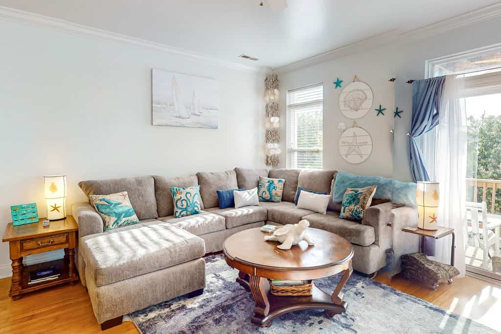 Stylish Condo 2 Balconies 1 Block to Lake Park Blvd