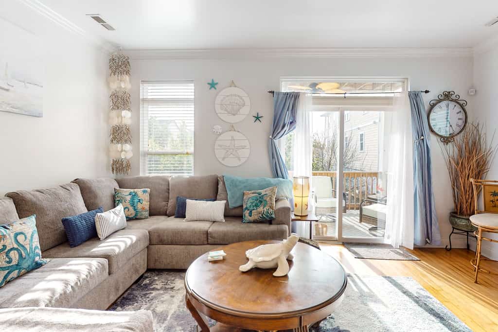 Stylish Condo 2 Balconies 1 Block to Lake Park Blvd