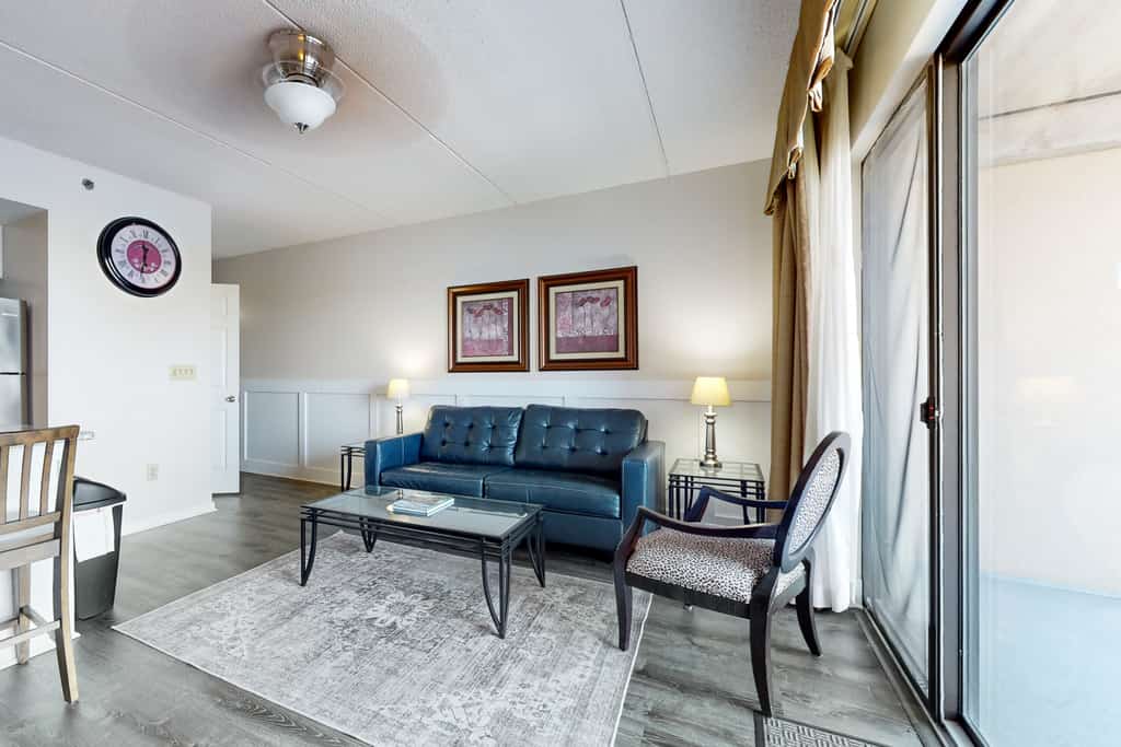 Lovely Modern Condo w/ Balcony - Walk to Riverfront Park