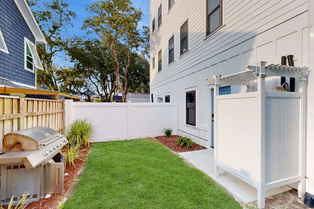 Oceanview home with close proximity to the beach, AC, W/D, & deck
