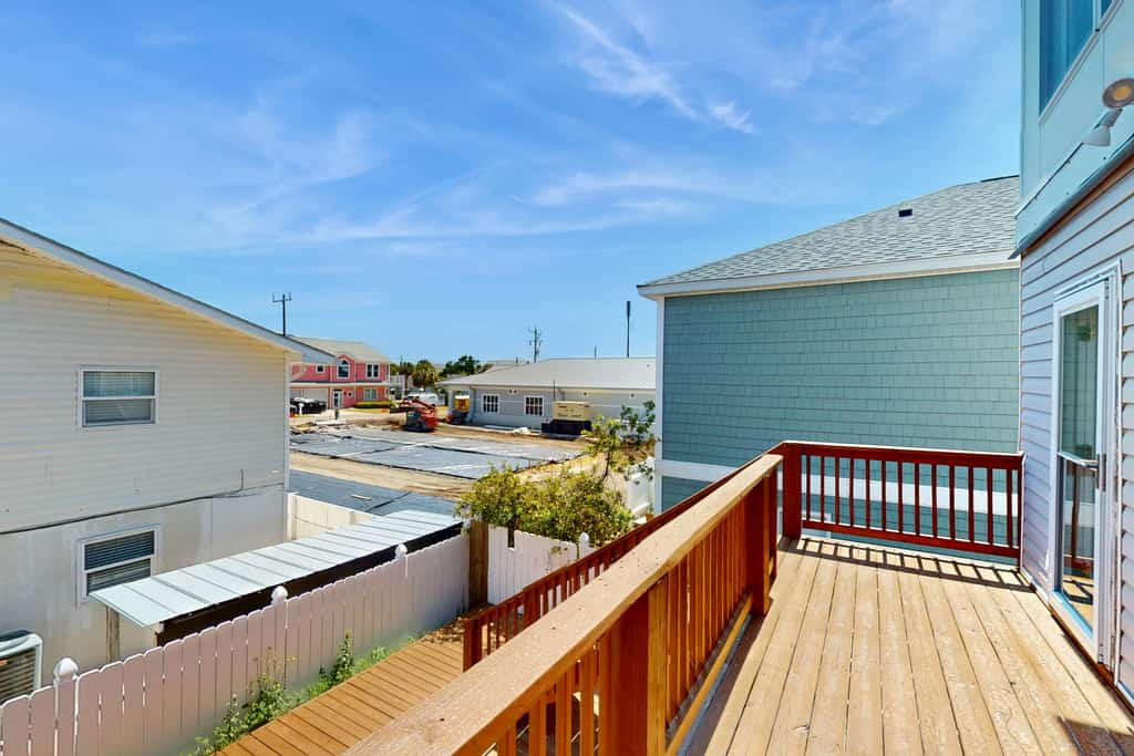 Coastal home with large deck, close to beach and local attractions