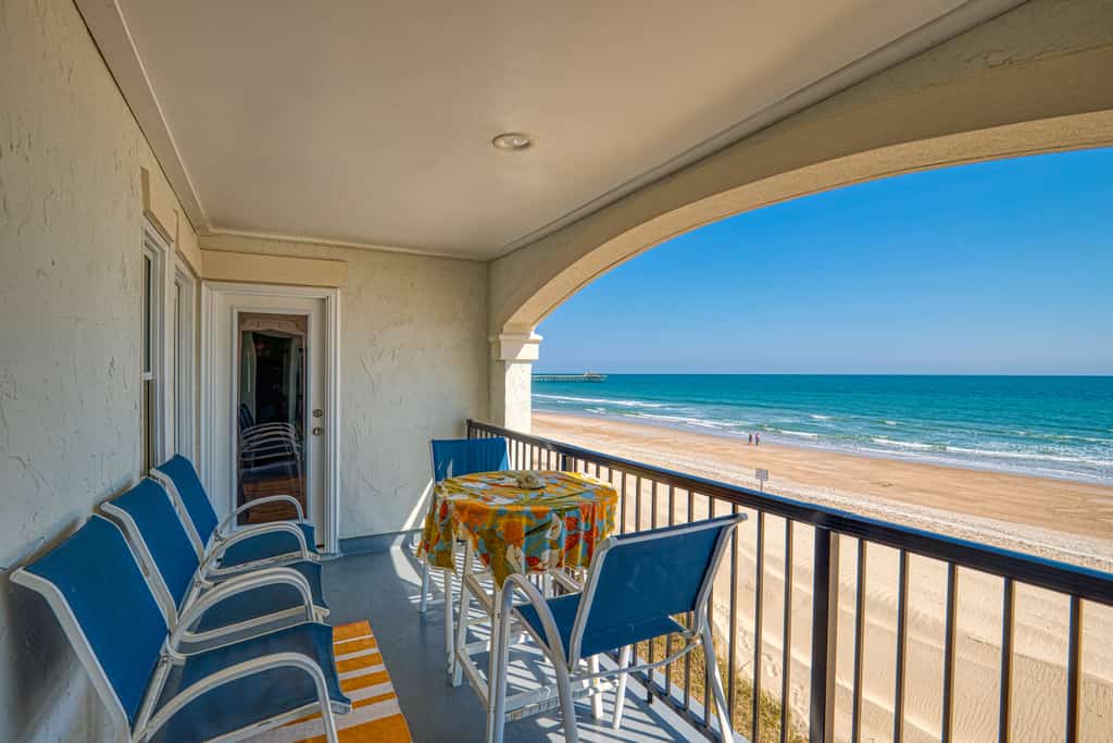 Beachfront condo with a pool, hot tub, tennis, washer/dryer & central AC