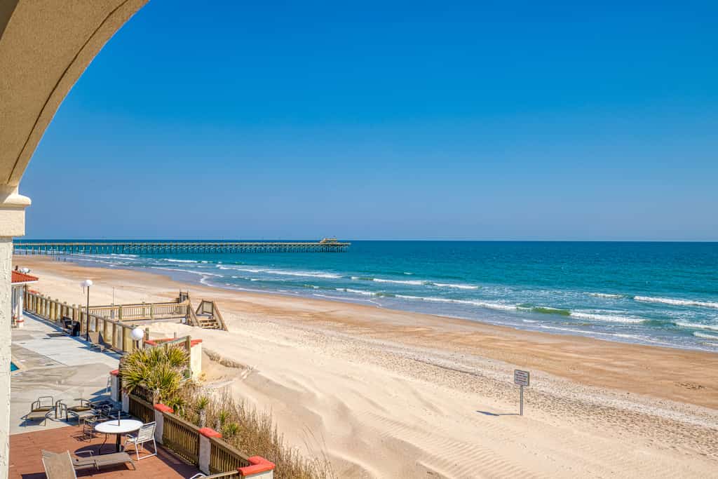 Beachfront condo with a pool, hot tub, tennis, washer/dryer & central AC