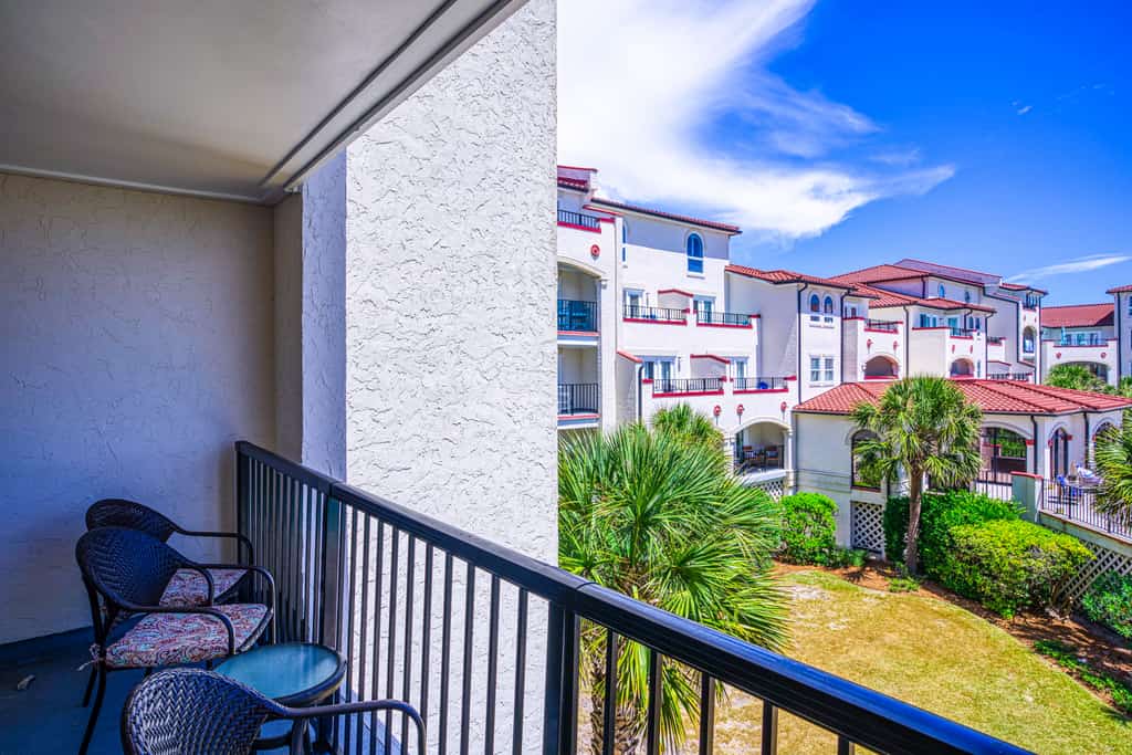 Ocean view condo with a pool, hot tub, tennis, washer/dryer, & central AC