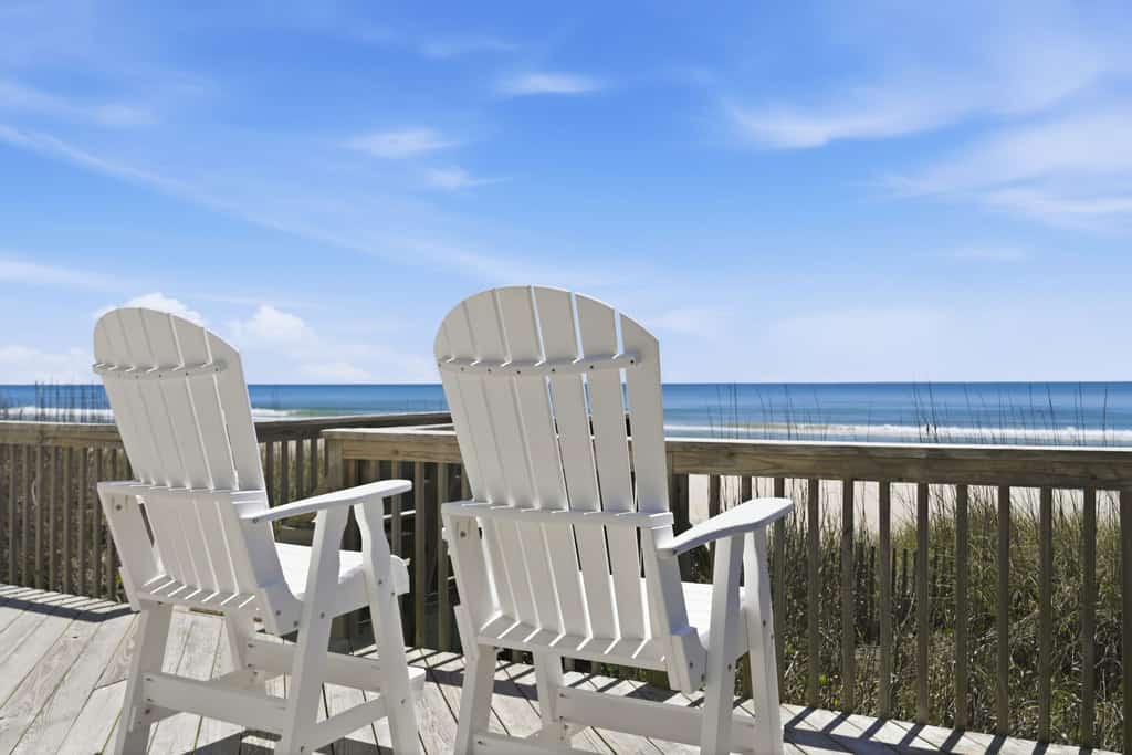 Beachfront home with stunning ocean views — Dog-friendly too!