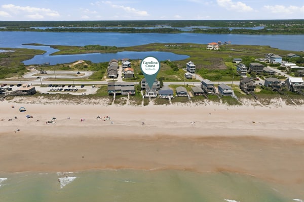 Beachfront home with stunning ocean views — Dog-friendly too!