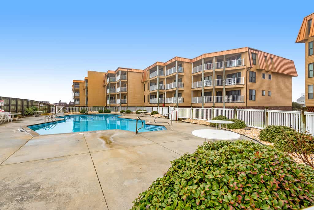 Oceanfront condo with ocean-view balcony - beach access, pool & fast WiFi