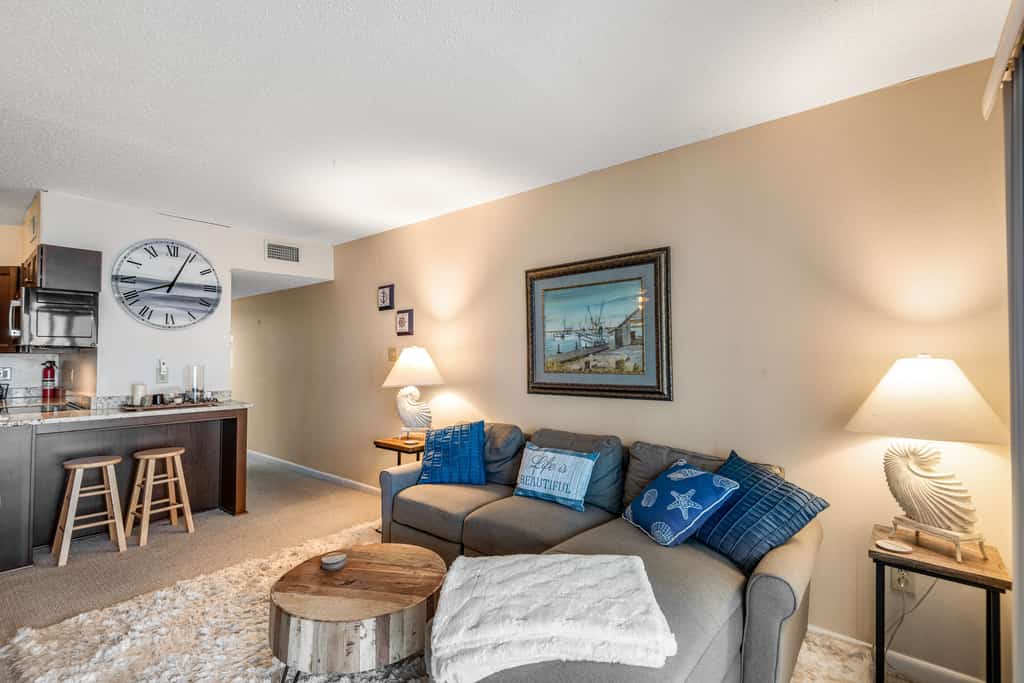 Oceanfront condo with ocean-view balcony - beach access, pool & fast WiFi