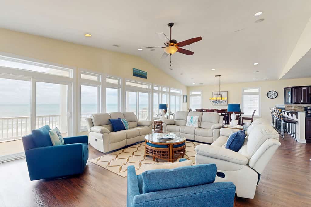 Oceanfront estate - heated pool, pool spa, elevator, pool table & cook's kitchen