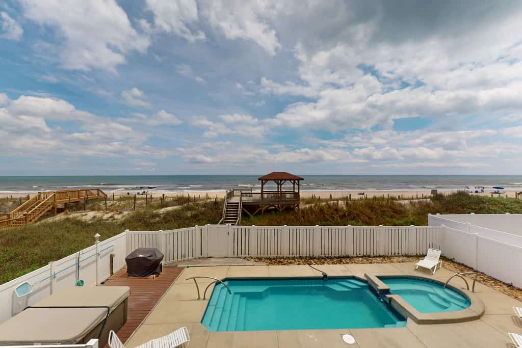 Oceanfront estate - heated pool, pool spa, elevator, pool table & cook's kitchen