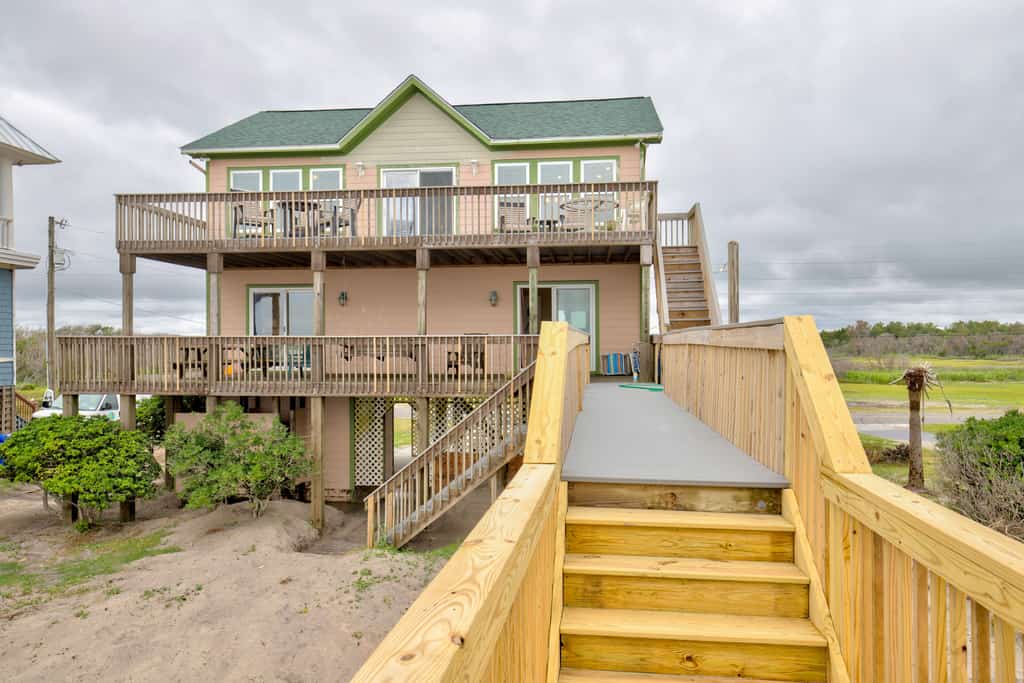 Beachfront home with outdoor shower, 2 decks, central AC, & W/D - dogs ok