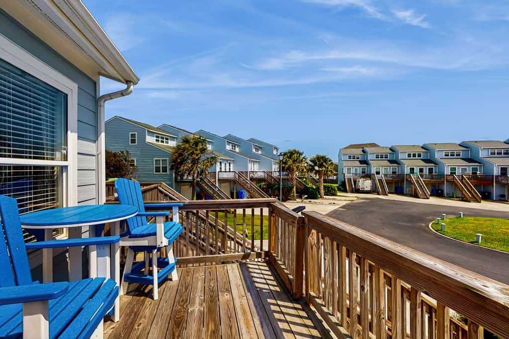 Bermuda Landing | Sound-front townhouse with pool, deck, fishing pier, grill