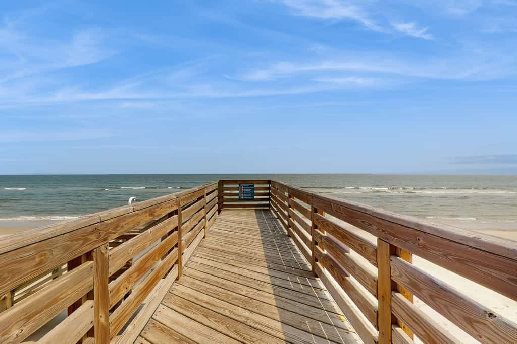 Beachfront condo with ocean view, beach access, tennis, balcony, & AC