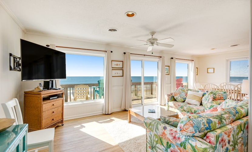 Stunning beachfront home with ocean views & outdoor shower - dog-friendly