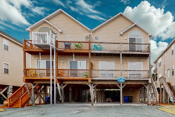Dog-friendly duplex in Surf City with beautiful ocean views — just steps from beach access!