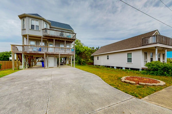 Surf City 4BR Close to Town with Hot Tub!