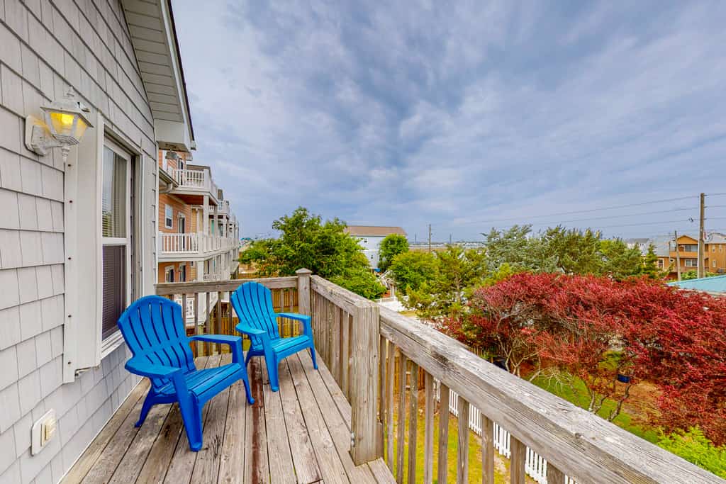 Surf City 4BR Close to Town with Hot Tub!