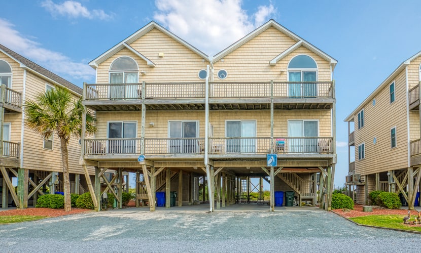 Dog-friendly oceanfront home with beach access, a washer/dryer & central AC