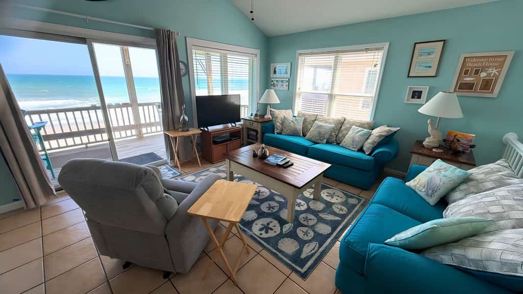 Dog-friendly oceanfront home with beach access, a washer/dryer & central AC