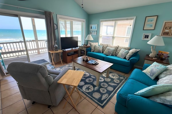 Dog-friendly oceanfront home with beach access, a washer/dryer & central AC