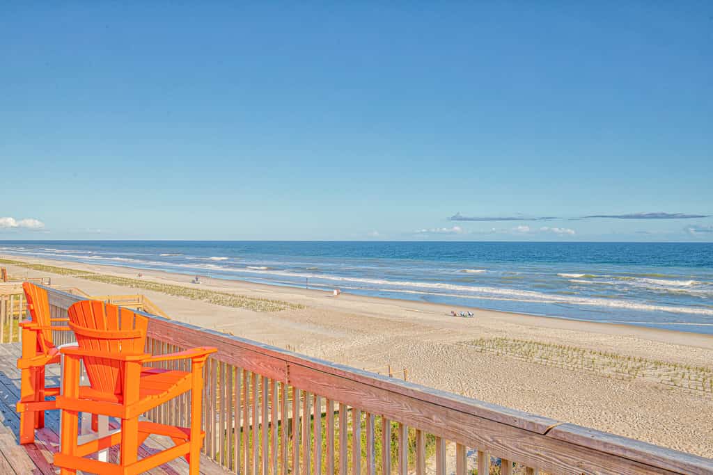 Beachfront home with direct beach access, outdoor shower, ocean views, AC
