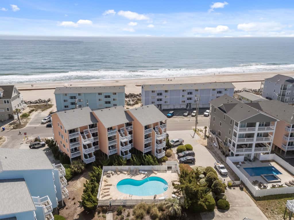CB05 Cozy Carolina Beach Condo