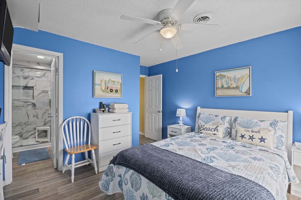 CB05 Cozy Carolina Beach Condo