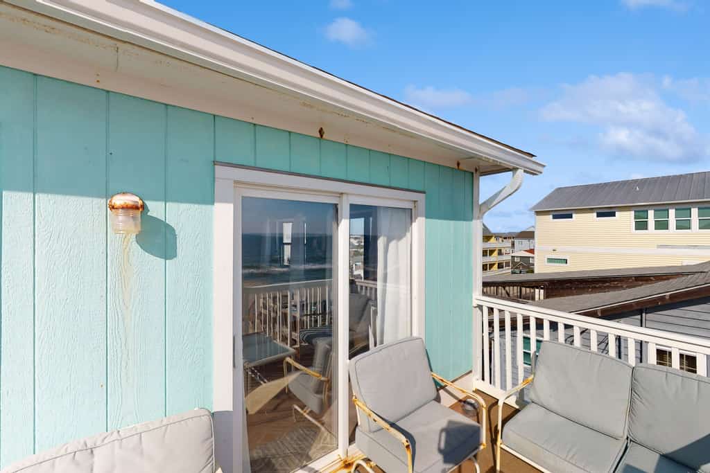 Oceanfront condo with furnished balcony, washer/dryer, & central AC