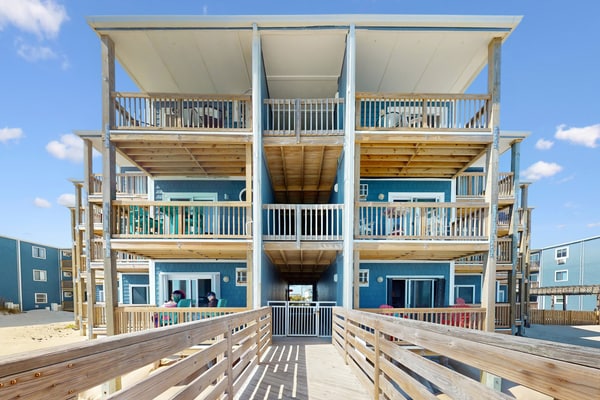 Beachfront condo with ocean views, balcony, WiFi, & shared grills