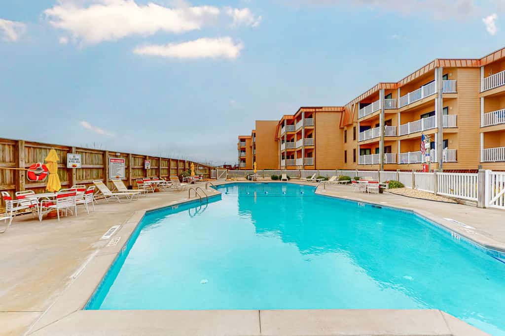 Beachfront Topsail Dunes condo - oceanfront pool - AC, WiFi, washer/dryer