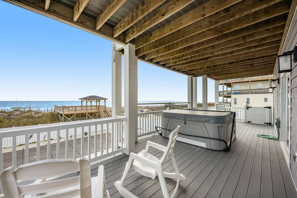 Topsail Tower: Oceanfront, private heated pool & hot tub, elevator & game room
