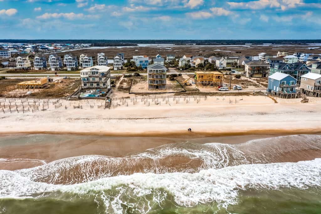 Topsail Tower: Oceanfront, private heated pool & hot tub, elevator & game room