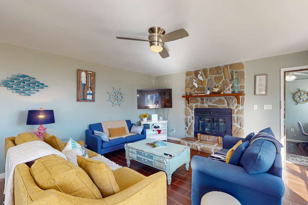 Peaceful Surf City cottage with ocean views and easy beach access