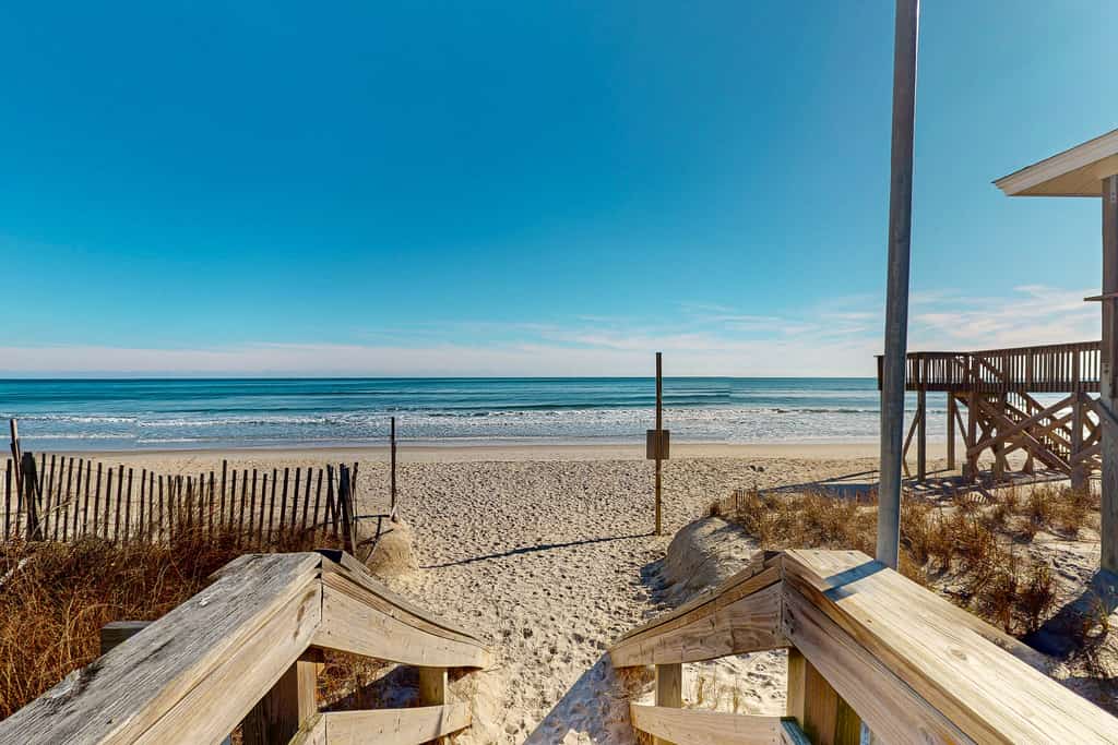 Peaceful Surf City cottage with ocean views and easy beach access