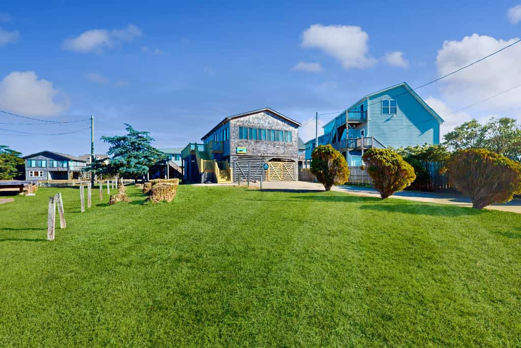 Waterfront, dog-friendly house with lovely water views, pool access & deck