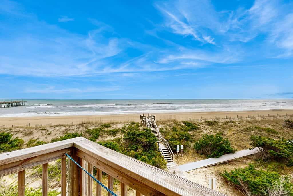 Oceanfront condo with incredible views, pool access, washer/dryer & AC